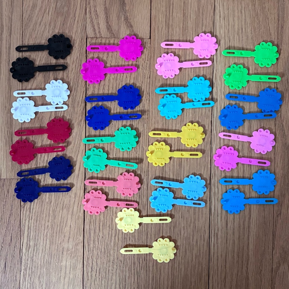Plastic retro hair barrettes. Set of 34 Snap Close Daisy hair clips. Opaque - Picture 5 of 11